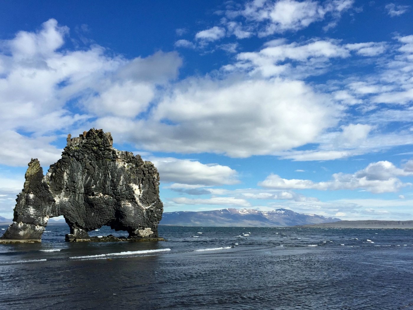 Обои небо, облака, вода, пейзаж, скала, залив, исландия, хвитсеркюр, the sky, clouds, water, landscape, rock, bay, iceland, hvitserkur разрешение 2913x1803 Загрузить