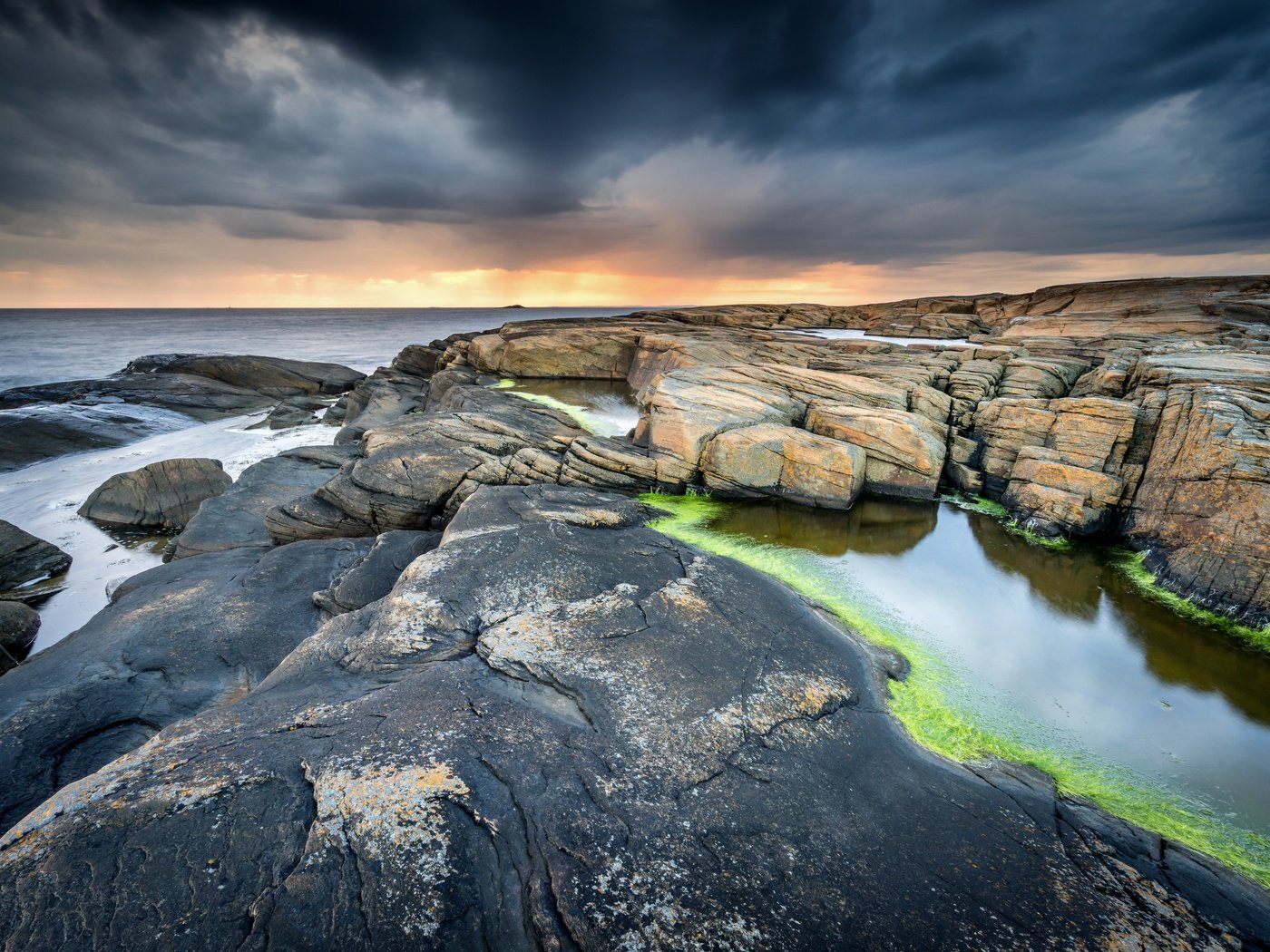 Обои небо, облака, камни, море, горизонт, побережье, the sky, clouds, stones, sea, horizon, coast разрешение 4000x2670 Загрузить