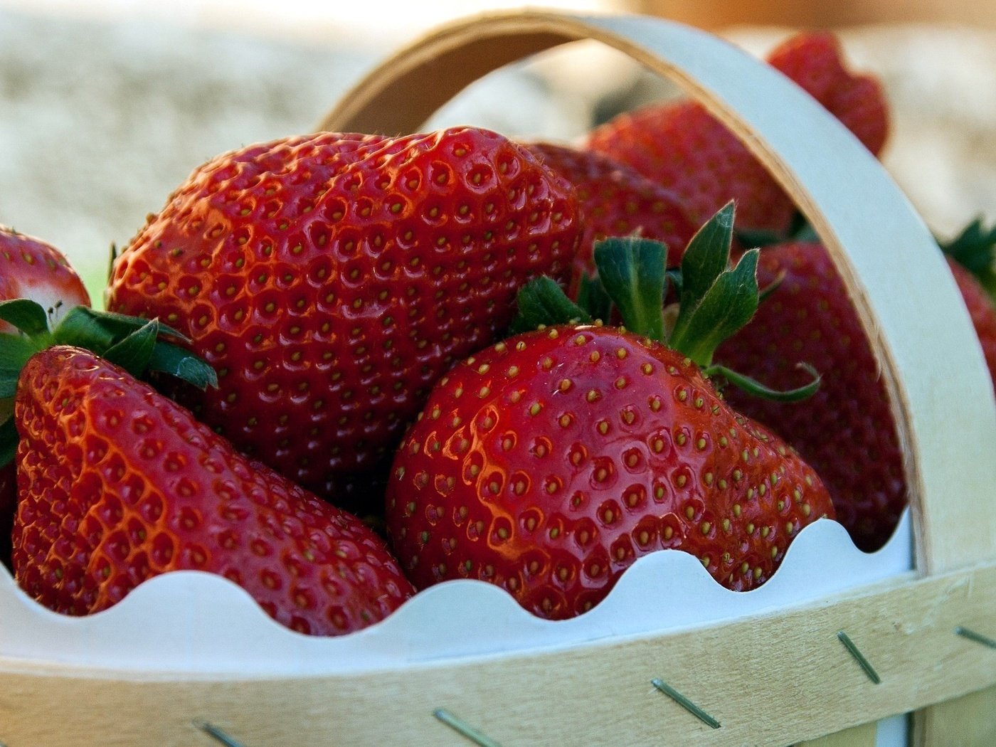 Обои клубника, ягоды, корзинка, strawberry, berries, basket разрешение 2560x1420 Загрузить