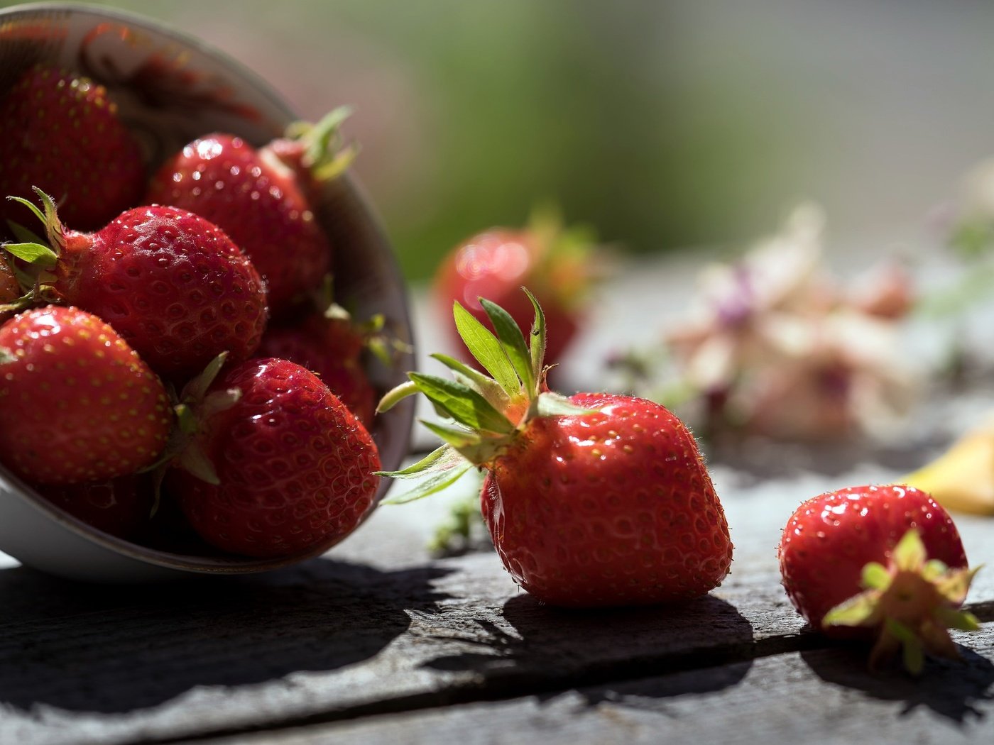 Обои клубника, тень, ягоды, деревянная поверхность, strawberry, shadow, berries, wooden surface разрешение 2048x1332 Загрузить