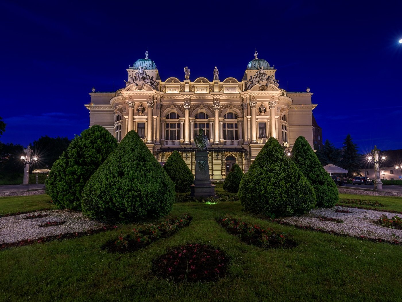 Обои ночь, деревья, здание, памятник, театр, польша, краков, night, trees, the building, monument, theatre, poland, krakow разрешение 2048x1280 Загрузить