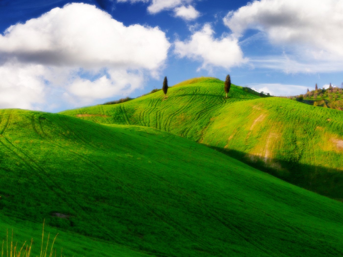 Обои небо, облака, деревья, холмы, зелёные холмы, голубое небо, the sky, clouds, trees, hills, green hills, blue sky разрешение 1920x1080 Загрузить