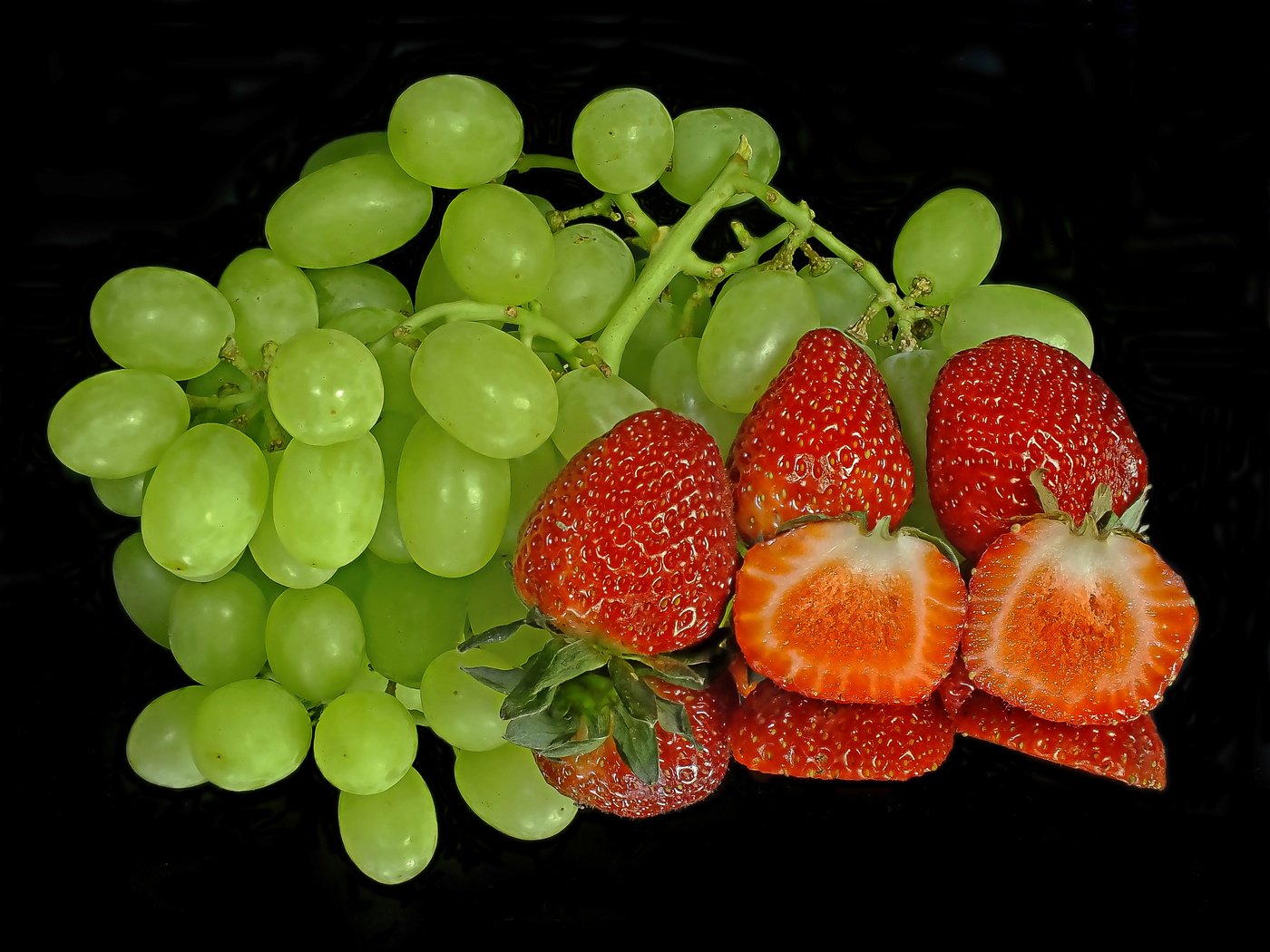 Обои отражение, виноград, клубника, черный фон, ягоды, reflection, grapes, strawberry, black background, berries разрешение 2400x1800 Загрузить