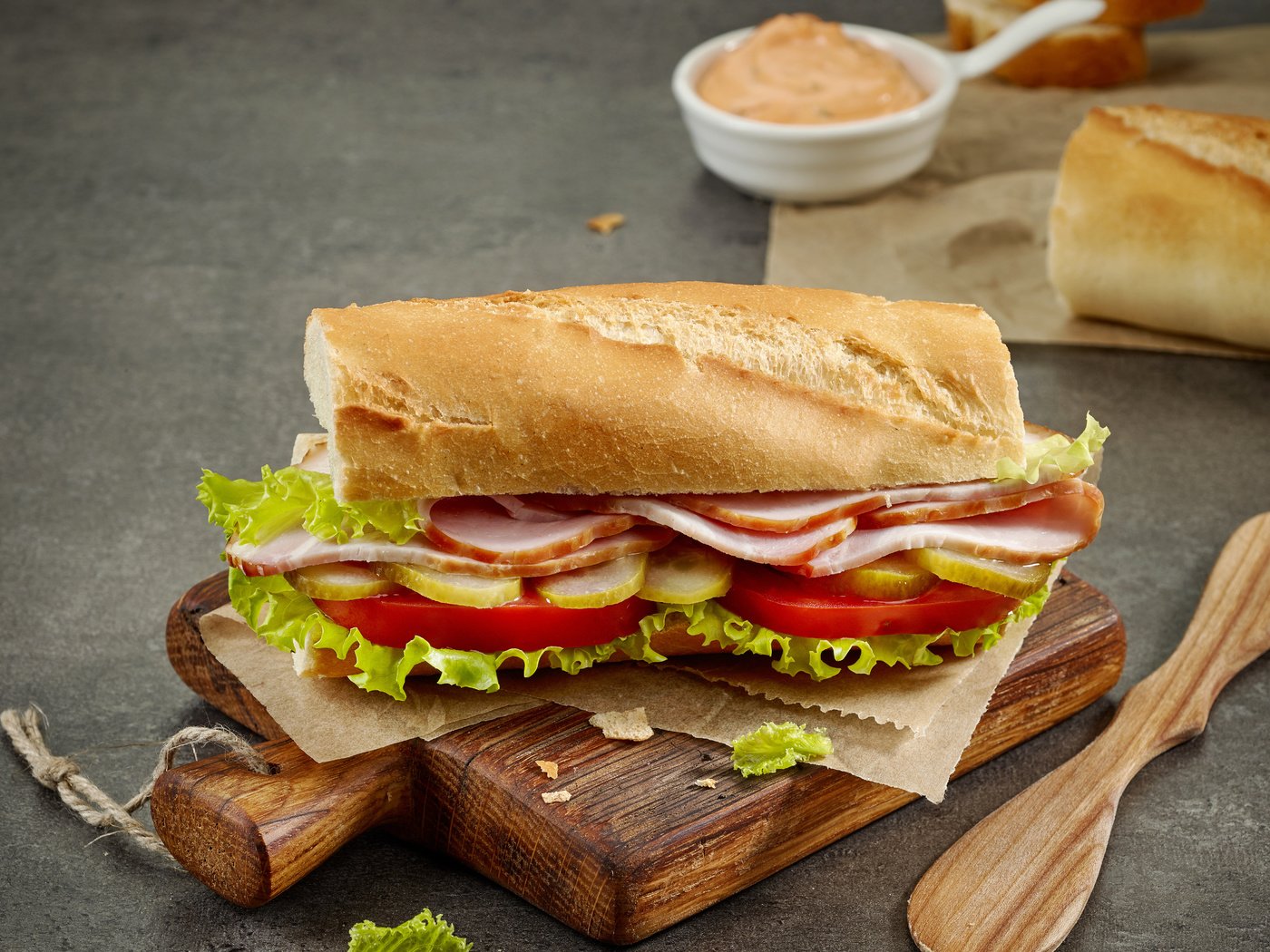 Обои бутерброд, хлеб, помидоры, соус, огурцы, бекон, разделочная доска, sandwich, bread, tomatoes, sauce, cucumbers, bacon, cutting board разрешение 5708x5334 Загрузить