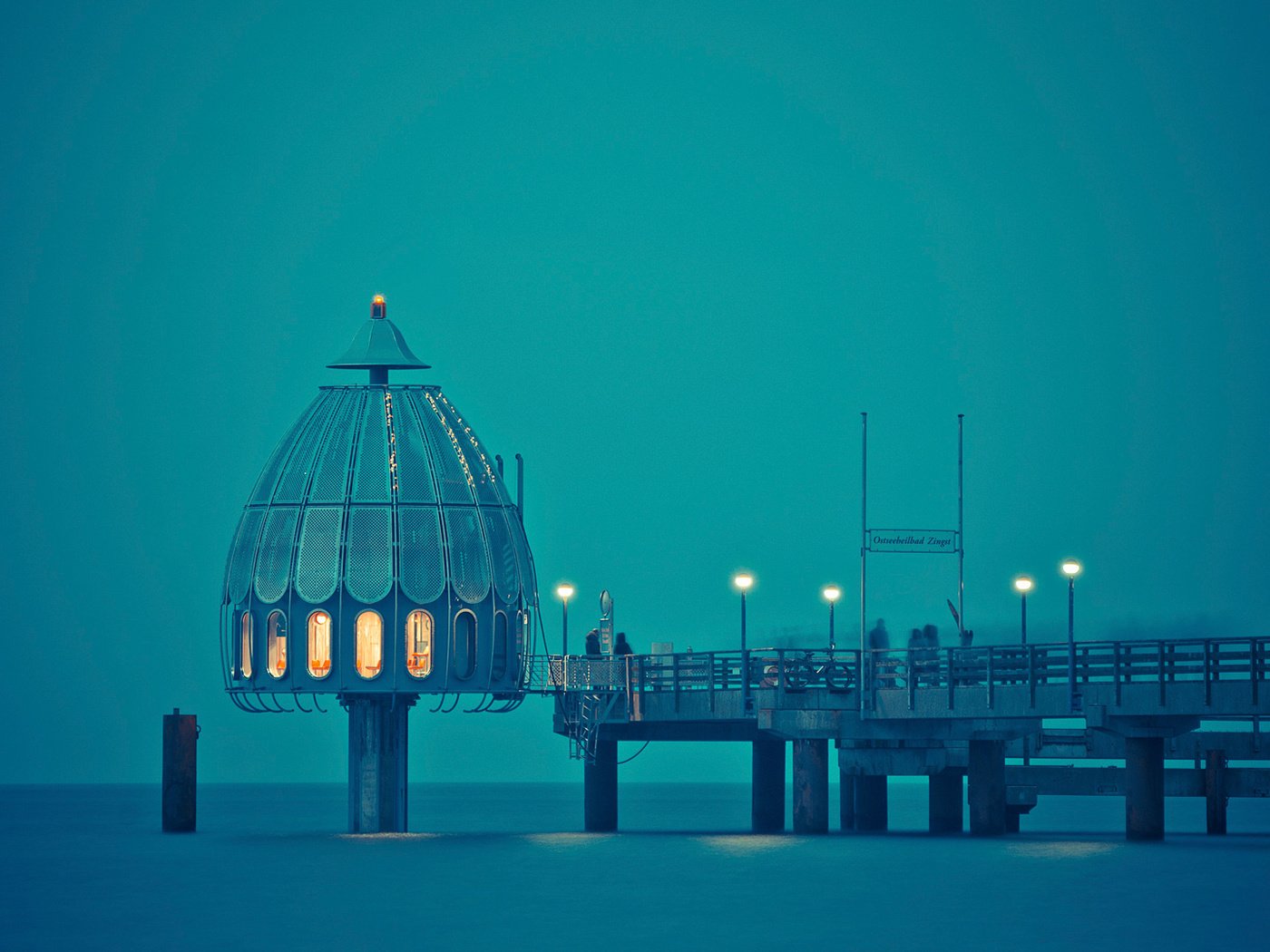 Обои свет, фонари, закат, море, люди, причал, купол, light, lights, sunset, sea, people, pier, the dome разрешение 1920x1080 Загрузить