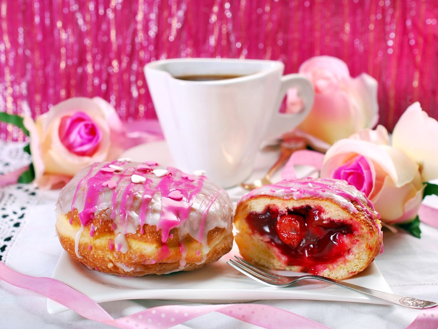 Обои фон, розы, кофе, пончики, выпечка, десерт, глазурь, варенье, background, roses, coffee, donuts, cakes, dessert, glaze, jam разрешение 3872x2592 Загрузить