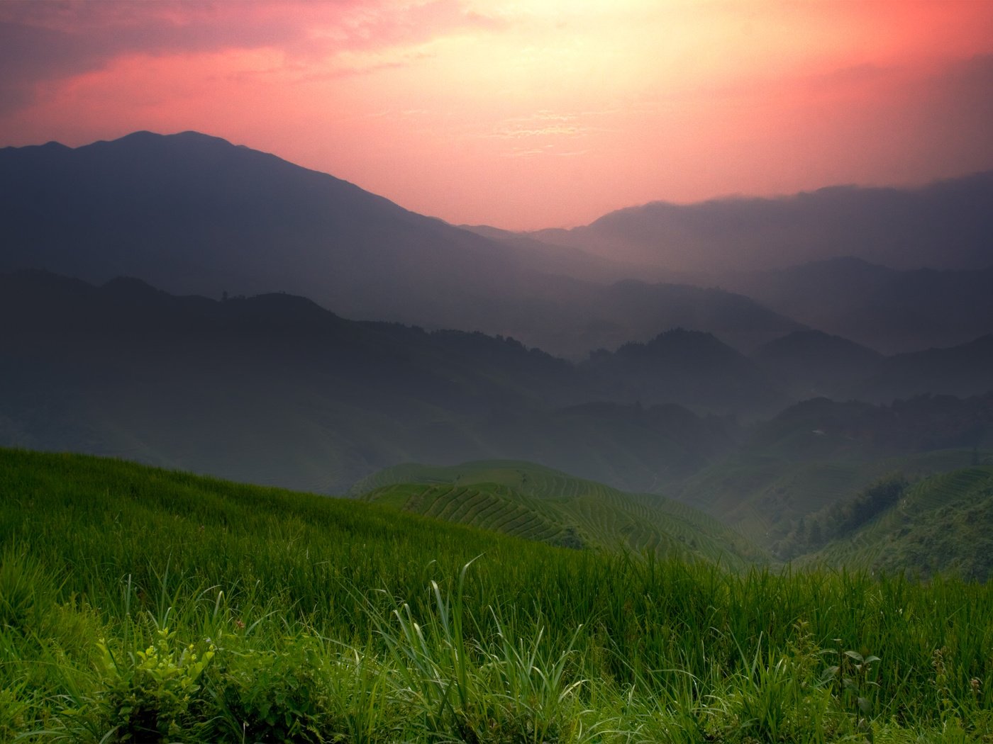 Обои трава, горы, закат, пейзаж, туман, поле, grass, mountains, sunset, landscape, fog, field разрешение 3000x2000 Загрузить