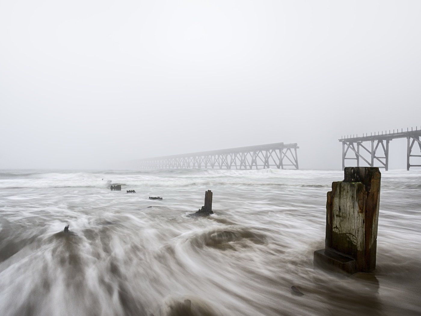 Обои берег, море, туман, мост, сваи, shore, sea, fog, bridge, piles разрешение 2048x1246 Загрузить