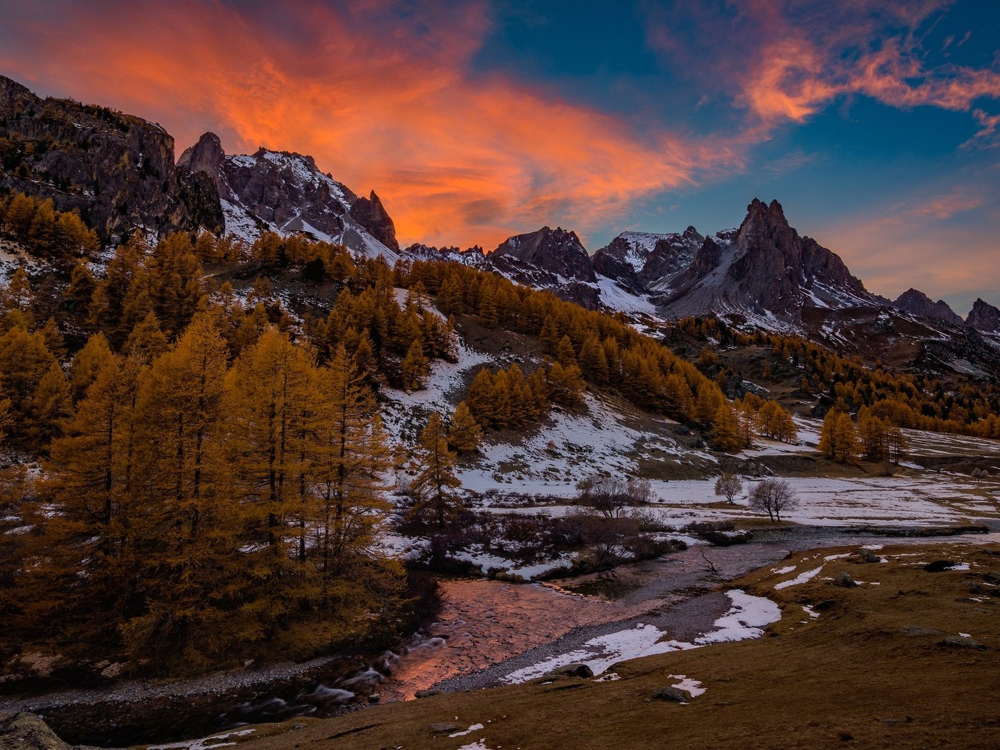 Обои деревья, река, горы, снег, осень, франция, альпы, trees, river, mountains, snow, autumn, france, alps разрешение 2048x1323 Загрузить