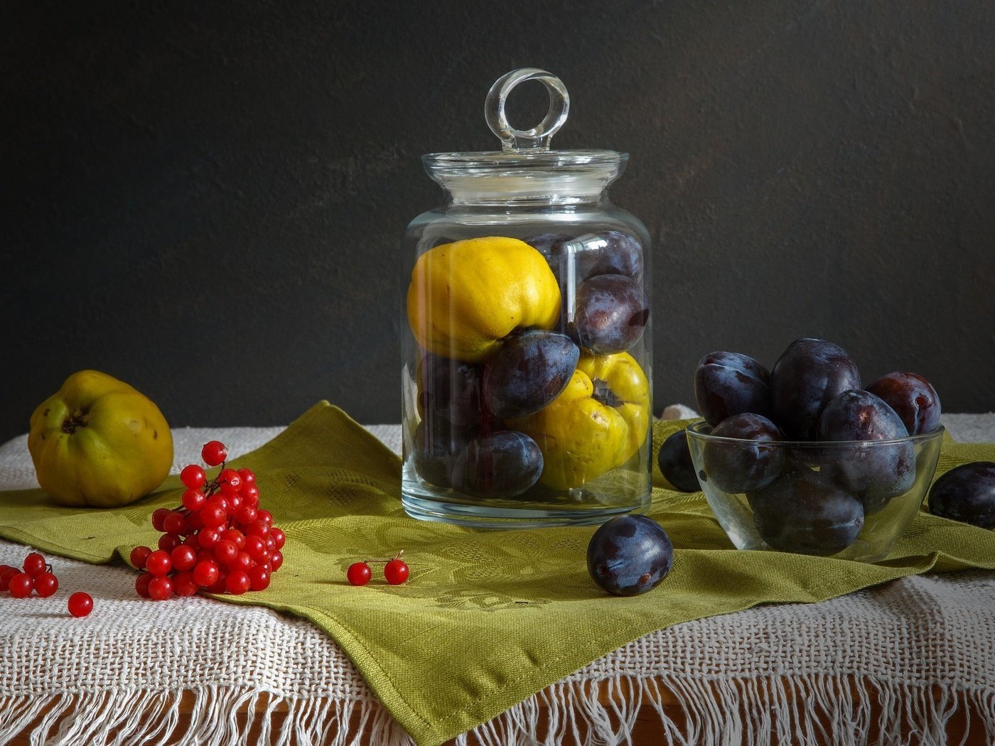 Обои фрукты, салфетка, банка, натюрморт, калина, слива, айва, fruit, napkin, bank, still life, kalina, drain, quince разрешение 2048x1293 Загрузить