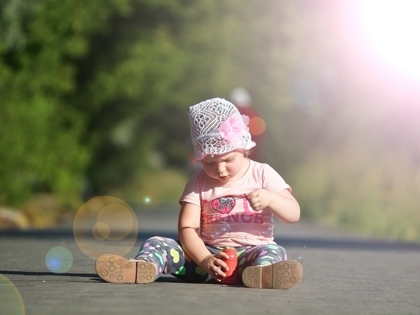 Обои фон, лучи, пузыри, девочка, ребенок, асфальт, background, rays, bubbles, girl, child, asphalt разрешение 1920x1280 Загрузить