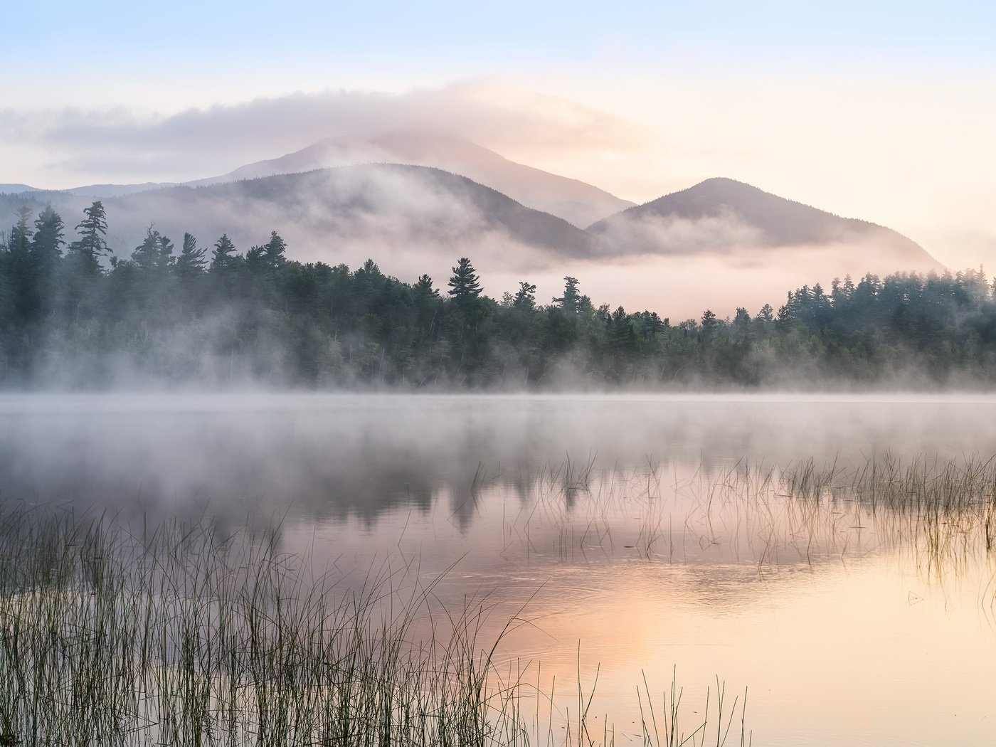 Обои деревья, озеро, горы, отражение, утро, туман, trees, lake, mountains, reflection, morning, fog разрешение 2048x1367 Загрузить