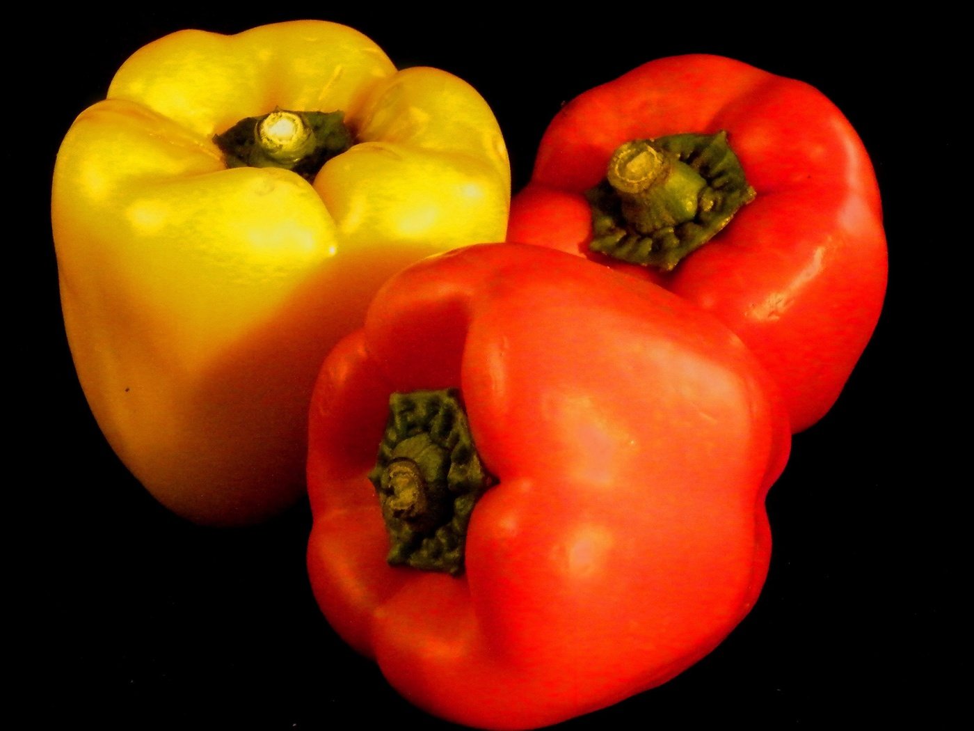 Обои черный фон, овощи, перец, сладкий, болгарский, сладкий перец, black background, vegetables, pepper, sweet, bulgarian, sweet pepper разрешение 3450x2233 Загрузить