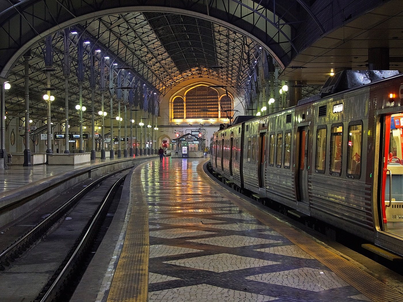 Обои железная дорога, поезд, португалия, вокзал, лиссабон, росиу, railroad, train, portugal, station, lisbon, rossio разрешение 2048x1365 Загрузить