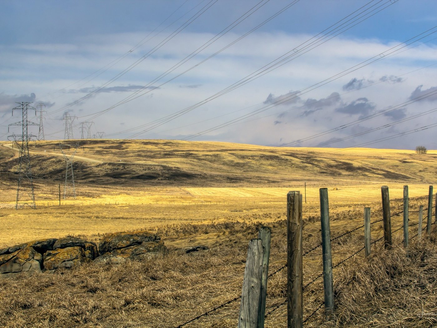 Обои небо, трава, облака, поле, забор, лэп, the sky, grass, clouds, field, the fence, power lines разрешение 2560x1707 Загрузить