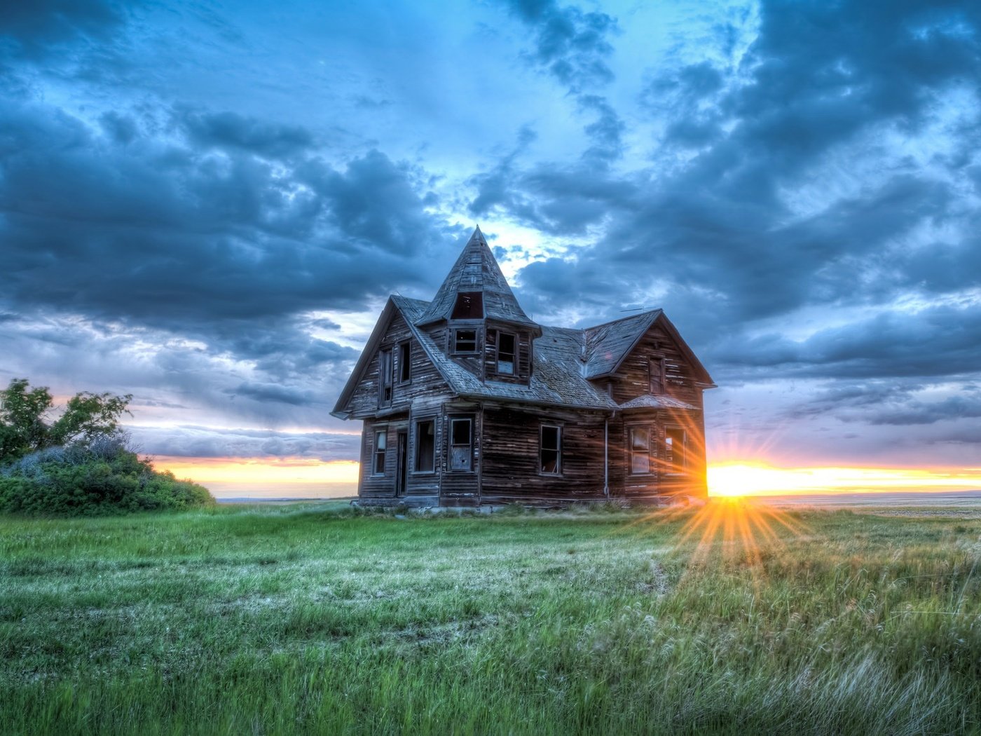 Обои небо, свет, трава, облака, природа, поле, горизонт, дом, the sky, light, grass, clouds, nature, field, horizon, house разрешение 2048x1152 Загрузить