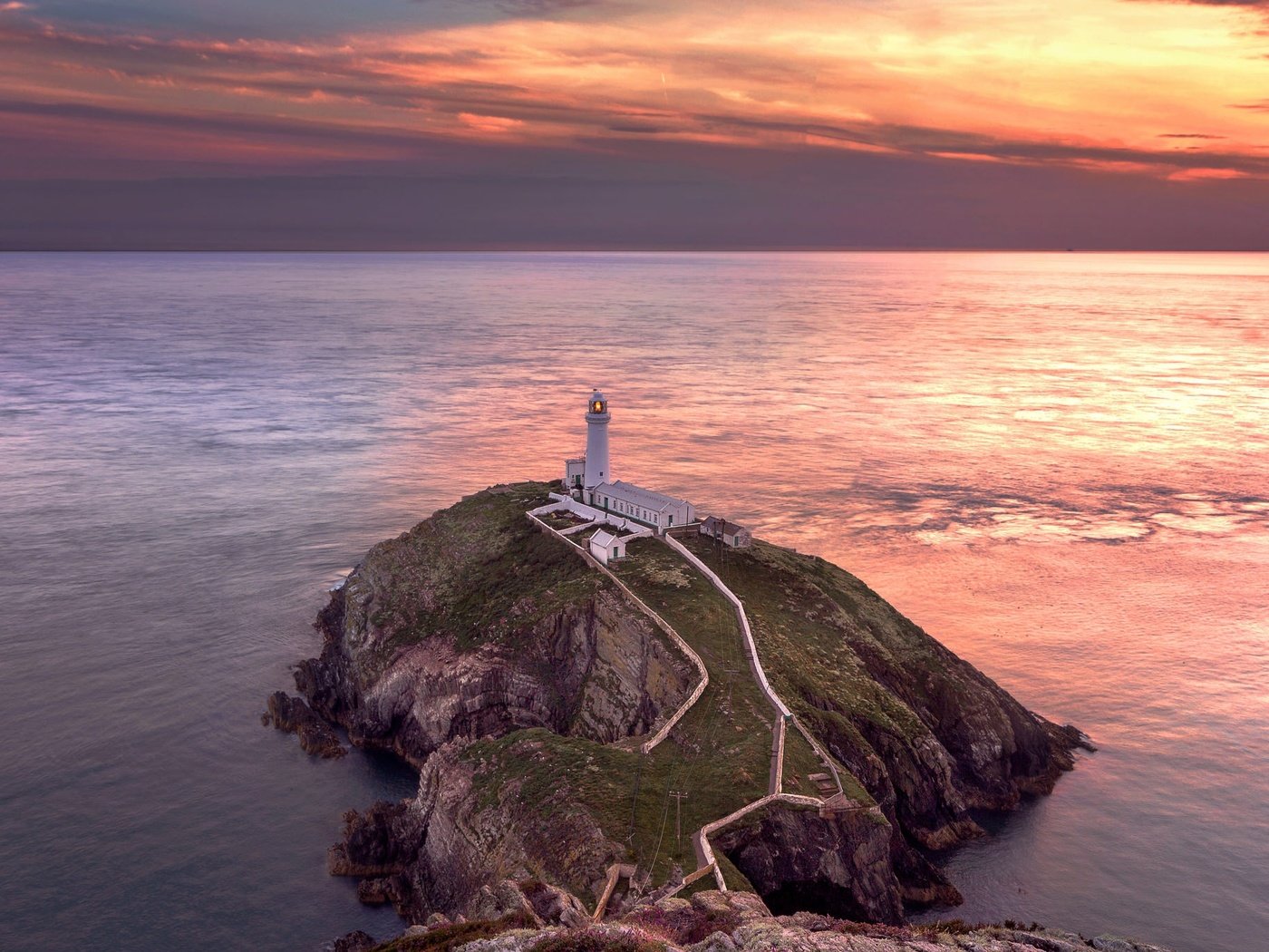 Обои небо, anglesey, south stack lighthouse, облака, закат, море, скала, маяк, мыс, уэльс, the sky, clouds, sunset, sea, rock, lighthouse, cape, wales разрешение 2048x1365 Загрузить