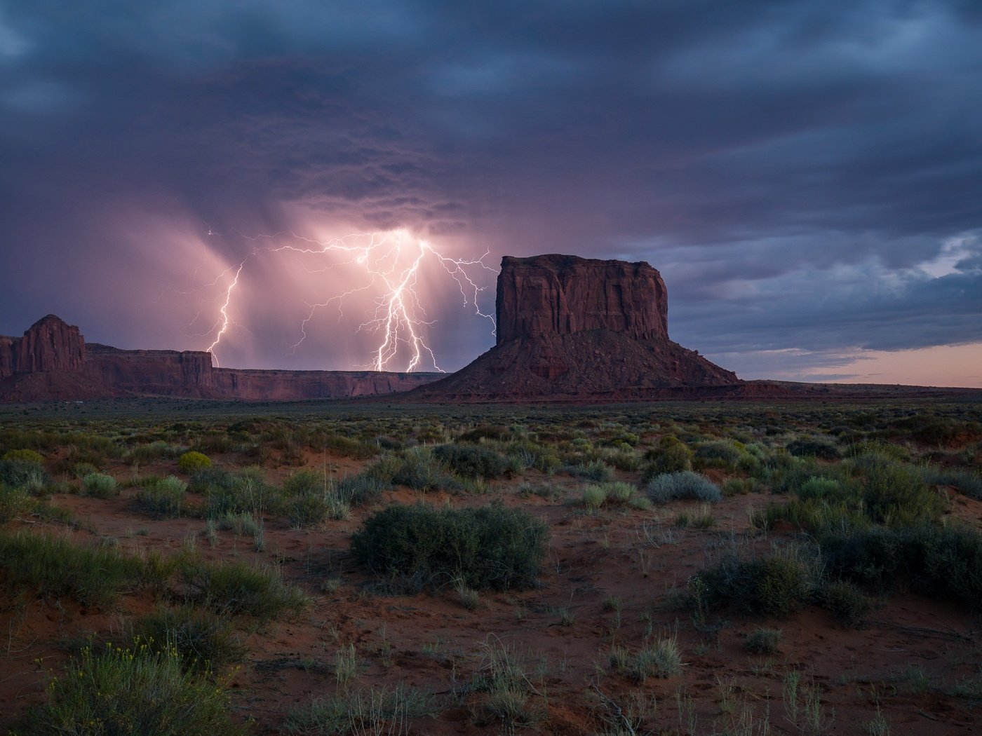 Обои небо, трава, скалы, тучи, молния, аризона, долина монументов, the sky, grass, rocks, clouds, lightning, az, monument valley разрешение 2048x1304 Загрузить