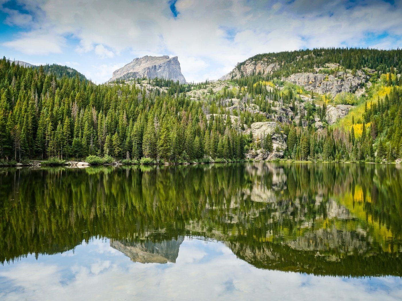 Обои небо, деревья, горы, камни, лес, отражение, водоем, the sky, trees, mountains, stones, forest, reflection, pond разрешение 2048x1365 Загрузить