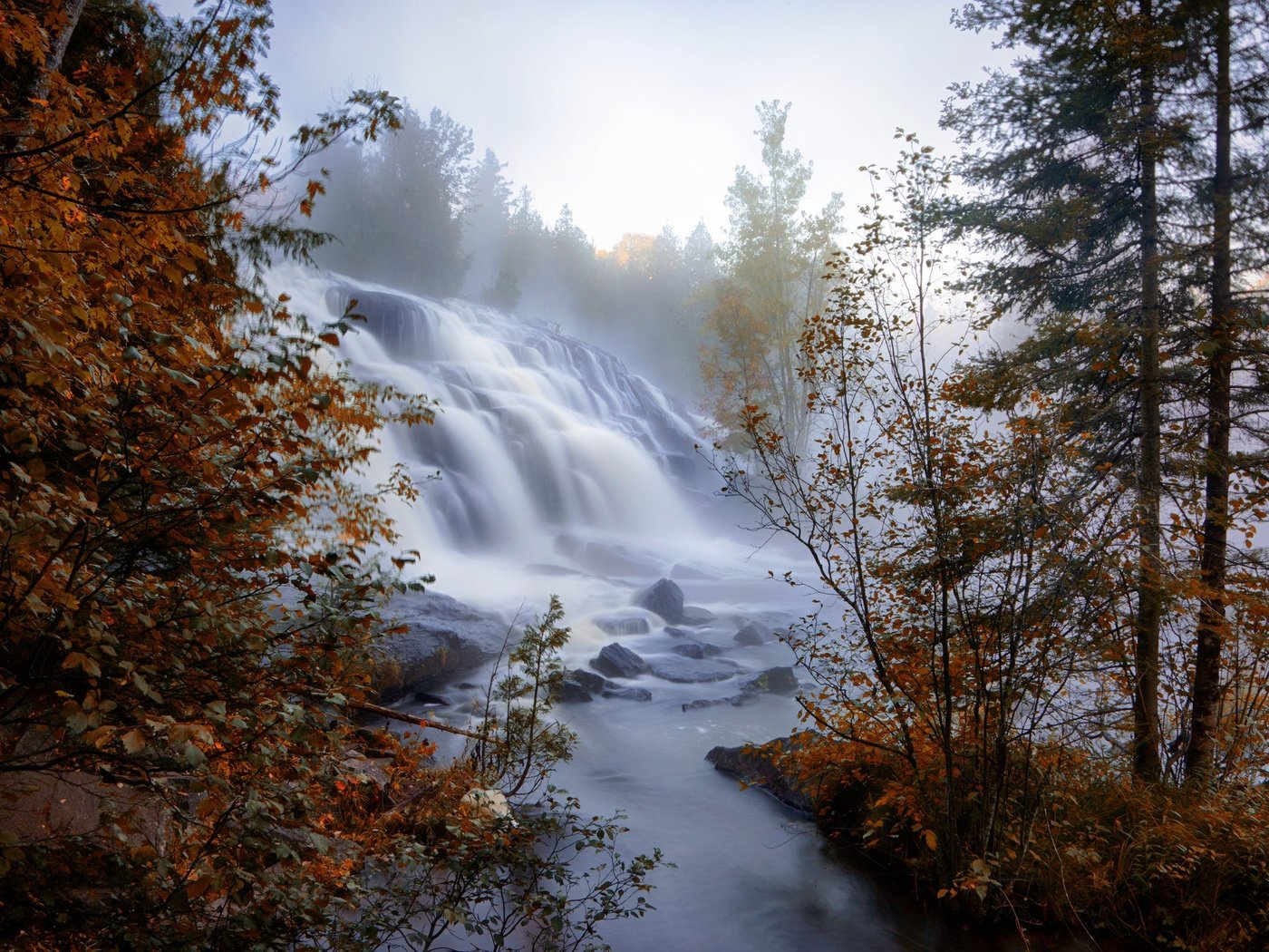 Обои деревья, вода, река, природа, туман, водопад, осень, trees, water, river, nature, fog, waterfall, autumn разрешение 2048x1358 Загрузить