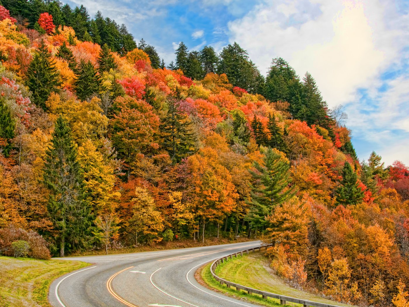 Обои небо, дорога, облака, деревья, природа, лес, осень, timothy r wildey, the sky, road, clouds, trees, nature, forest, autumn разрешение 3840x2400 Загрузить