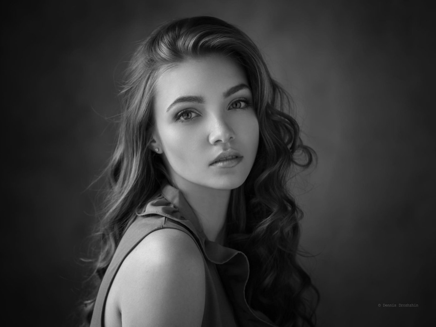 Обои девушка, взгляд, чёрно-белое, волосы, лицо, алина, dennis drozhzhin, girl, look, black and white, hair, face, alina разрешение 2000x1432 Загрузить