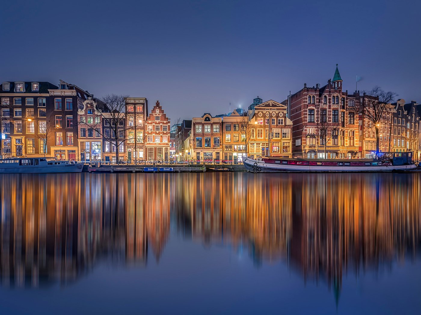 Обои отражение, город, канал, нидерланды, амстердам, голландия, reflection, the city, channel, netherlands, amsterdam, holland разрешение 2048x1280 Загрузить