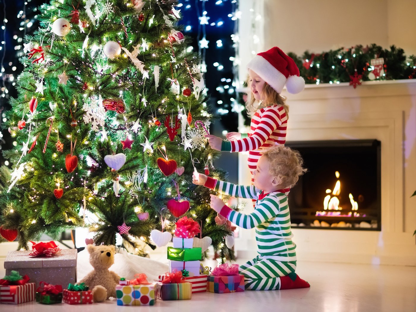 Обои камин, новый год, праздник, елка, рождество, украшения, подарки, дети, девочка, игрушки, мальчик, fireplace, new year, holiday, tree, christmas, decoration, gifts, children, girl, toys, boy разрешение 3450x2300 Загрузить