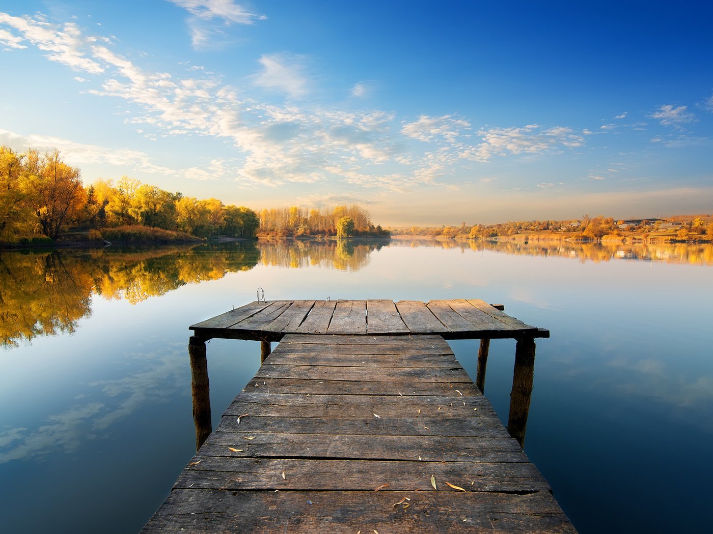 Обои небо, осень, облака, givaga, деревья, озеро, природа, мостик, лес, утро, the sky, autumn, clouds, trees, lake, nature, the bridge, forest, morning разрешение 1920x1200 Загрузить