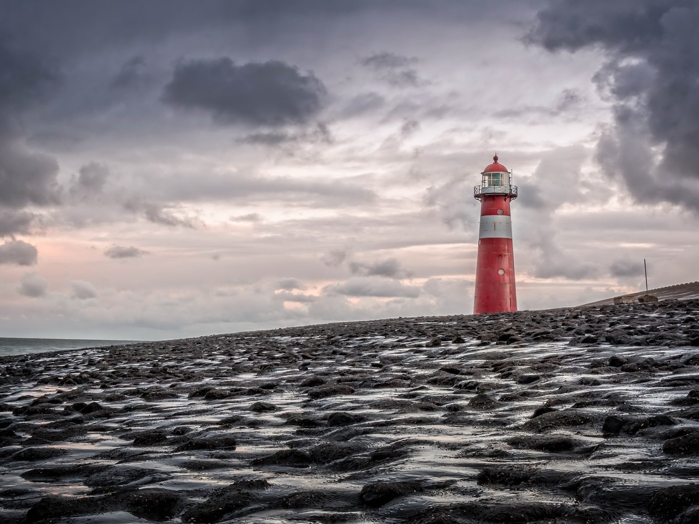 Обои небо, облака, пейзаж, море, маяк, горизонт, побережье, the sky, clouds, landscape, sea, lighthouse, horizon, coast разрешение 4019x2535 Загрузить