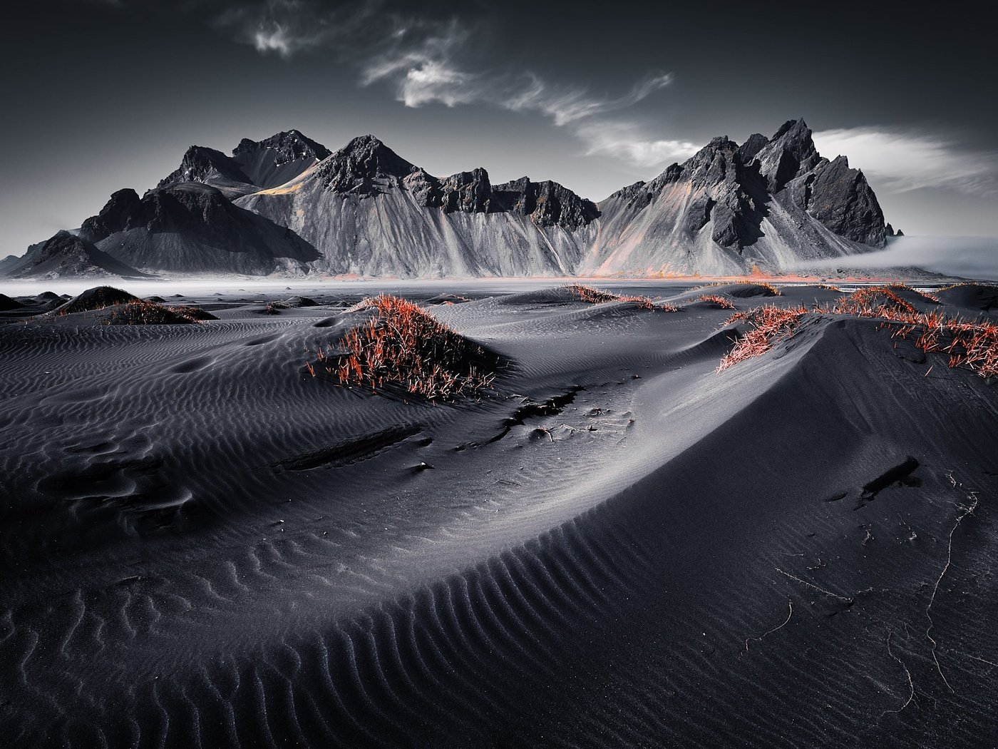 Обои горы, исландия, чёрный песок, vestrahorn islande, вулканический песок, mountains, iceland, black sand, volcanic sand разрешение 1920x1280 Загрузить