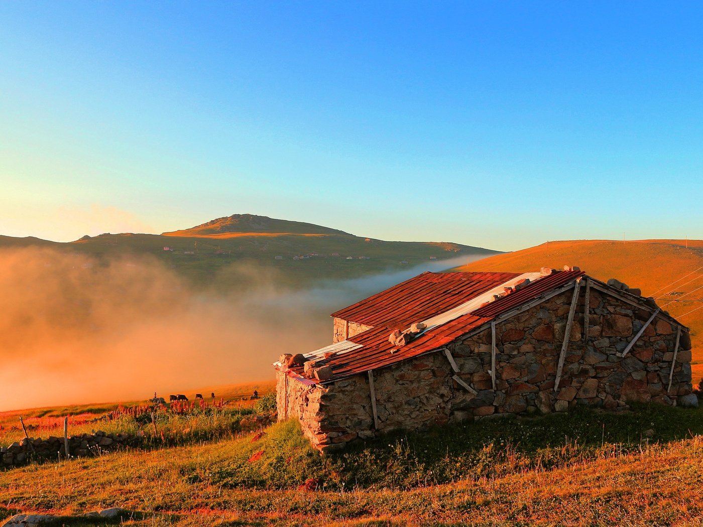 Обои небо, холмы, пейзаж, туман, дом, the sky, hills, landscape, fog, house разрешение 5184x3456 Загрузить