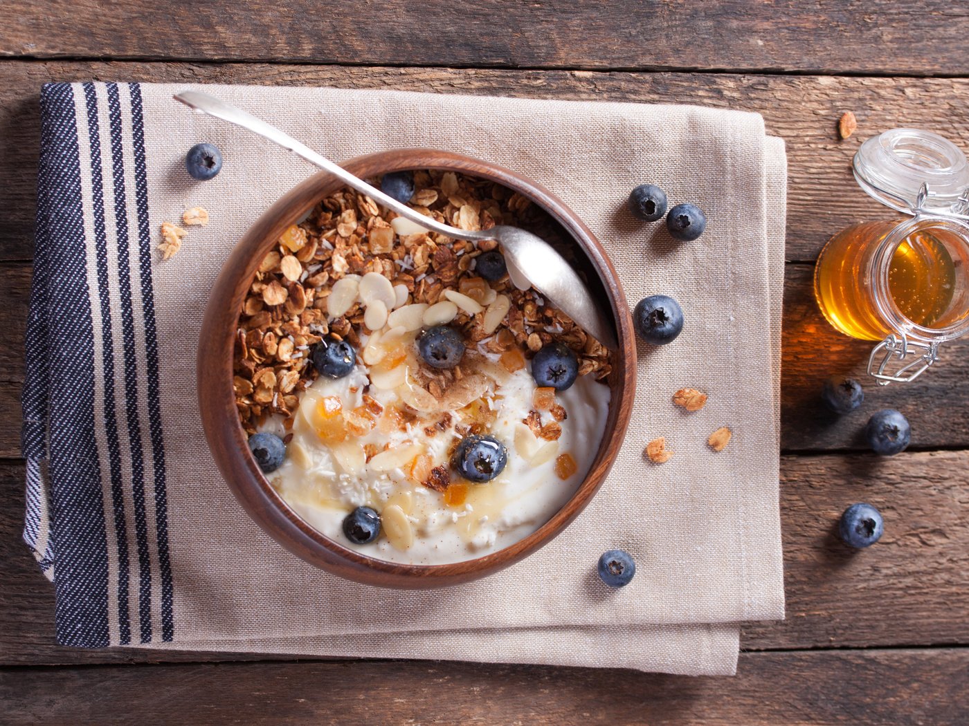 Обои орехи, черника, завтрак, мед, мюсли, йогурт, nuts, blueberries, breakfast, honey, muesli, yogurt разрешение 4752x3168 Загрузить