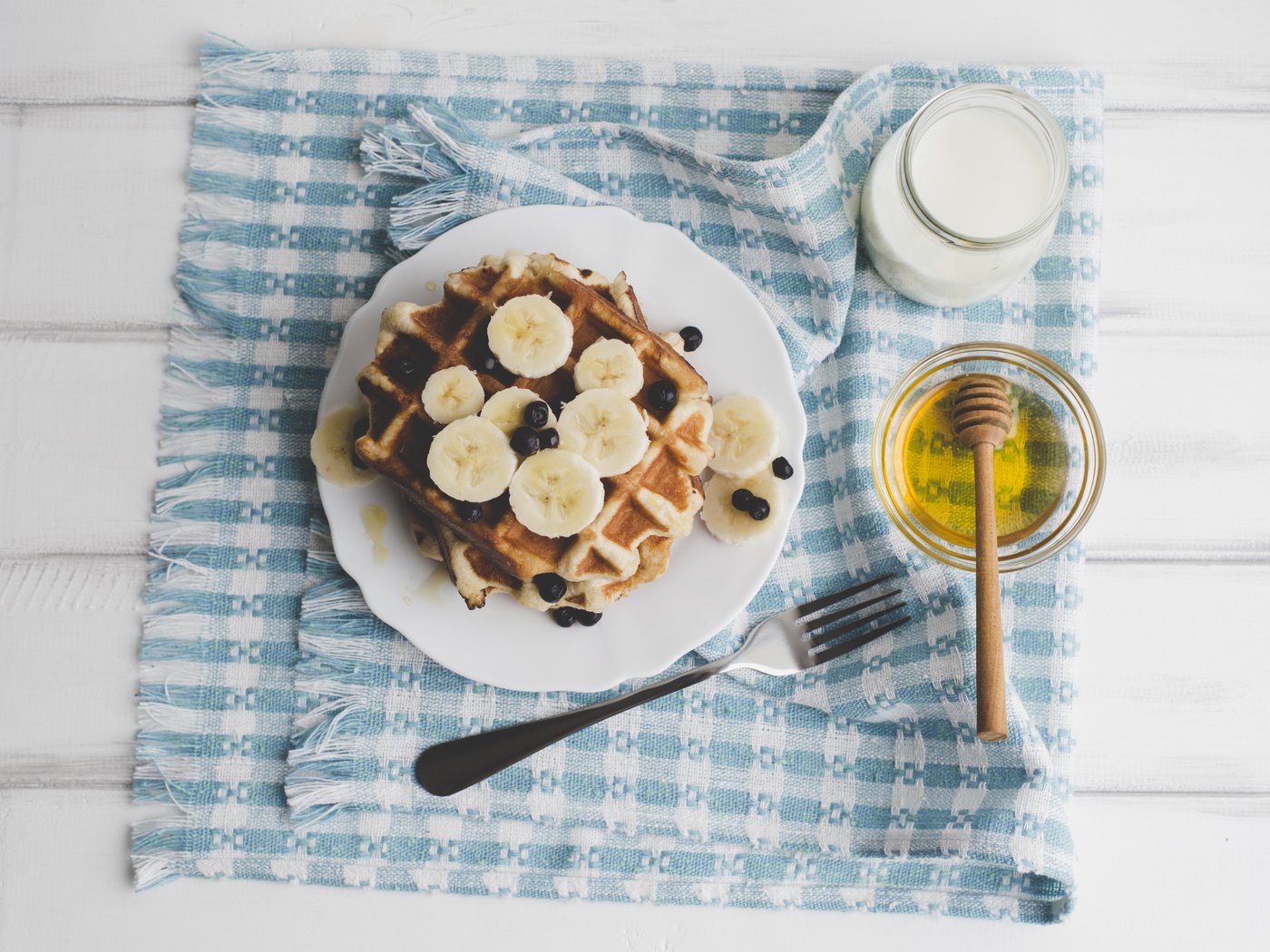 Обои ягоды, черника, завтрак, молоко, мед, банан, вафли, berries, blueberries, breakfast, milk, honey, banana, waffles разрешение 5760x3840 Загрузить