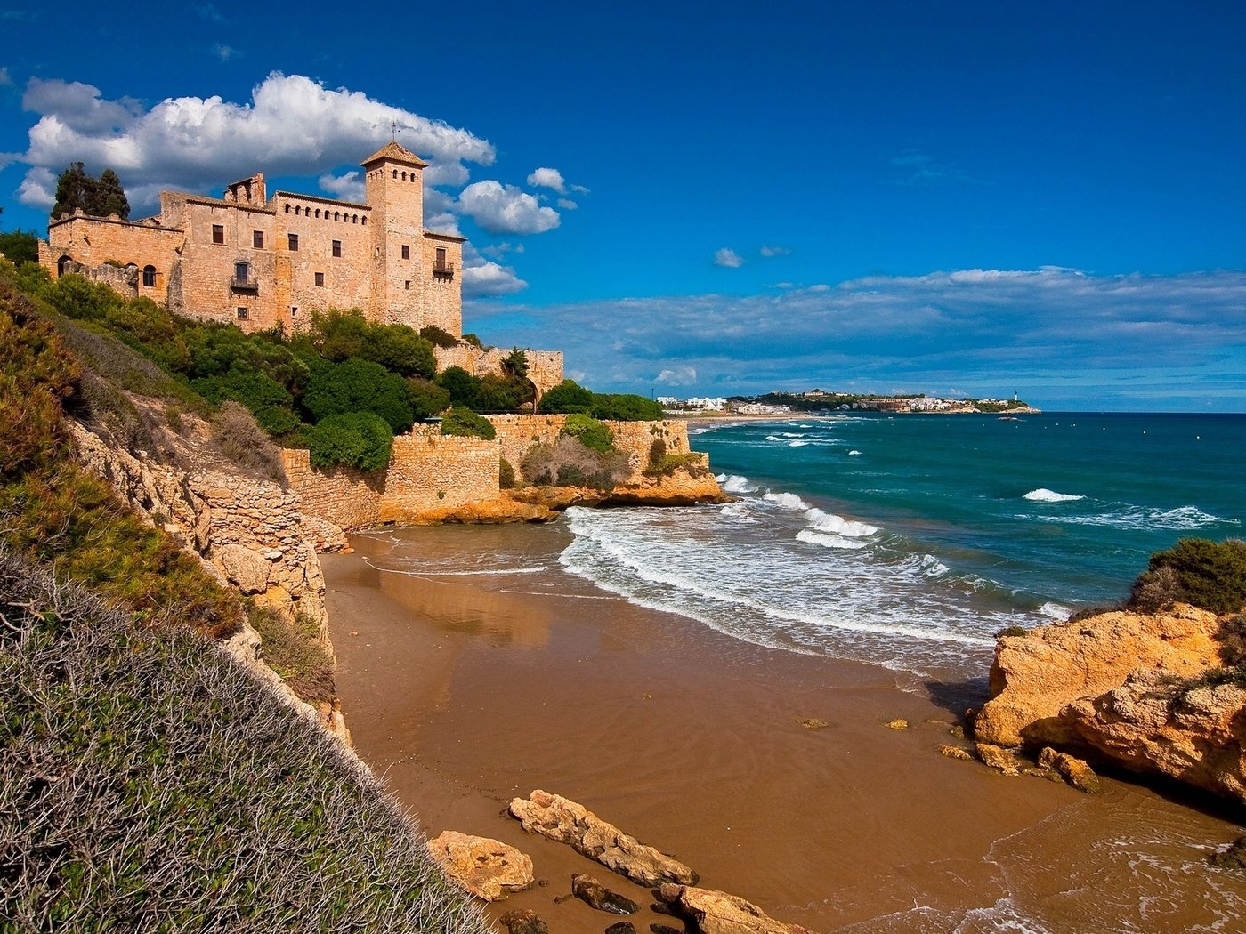 Обои небо, tamarit castle, costa dorada, облака, таррагона, скалы, море, замок, побережье, испания, каталония, the sky, clouds, tarragona, rocks, sea, castle, coast, spain, catalonia разрешение 1920x1275 Загрузить