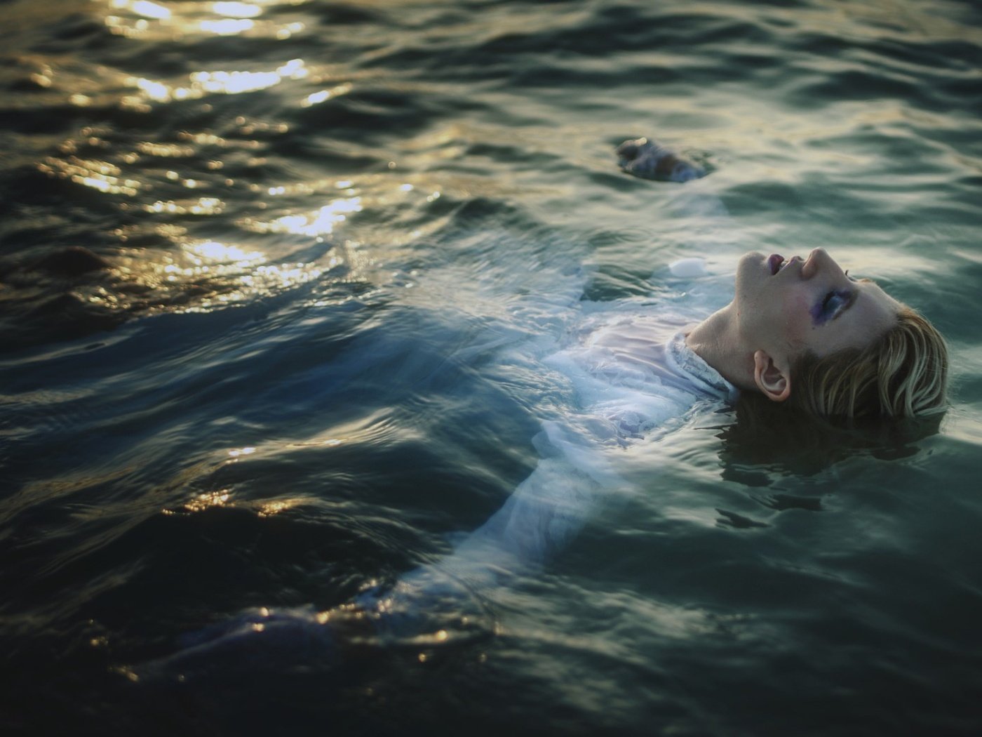 Часто снится вода. Волосы в воде. Приснилась вода. Лицо наполовину в воде. Глаза девушки и море.