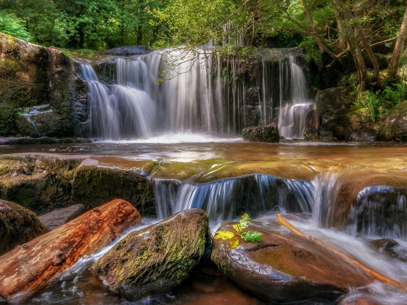 Обои камни, лес, водопад, уэльс, ллансантфраед, stones, forest, waterfall, wales, llansantffraed разрешение 2048x1152 Загрузить