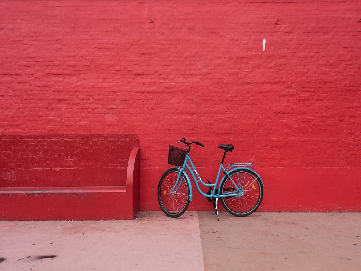 Обои стена, скамейка, велосипед, красный фон, wall, bench, bike, red background разрешение 2048x1536 Загрузить