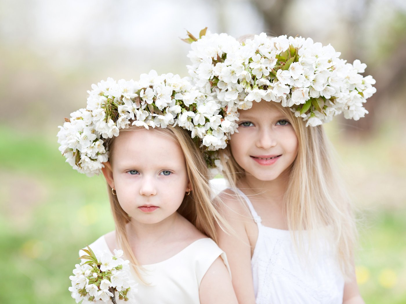 Обои цветы, взгляд, дети, волосы, лицо, девочки, венки, flowers, look, children, hair, face, girls, wreaths разрешение 4500x3000 Загрузить