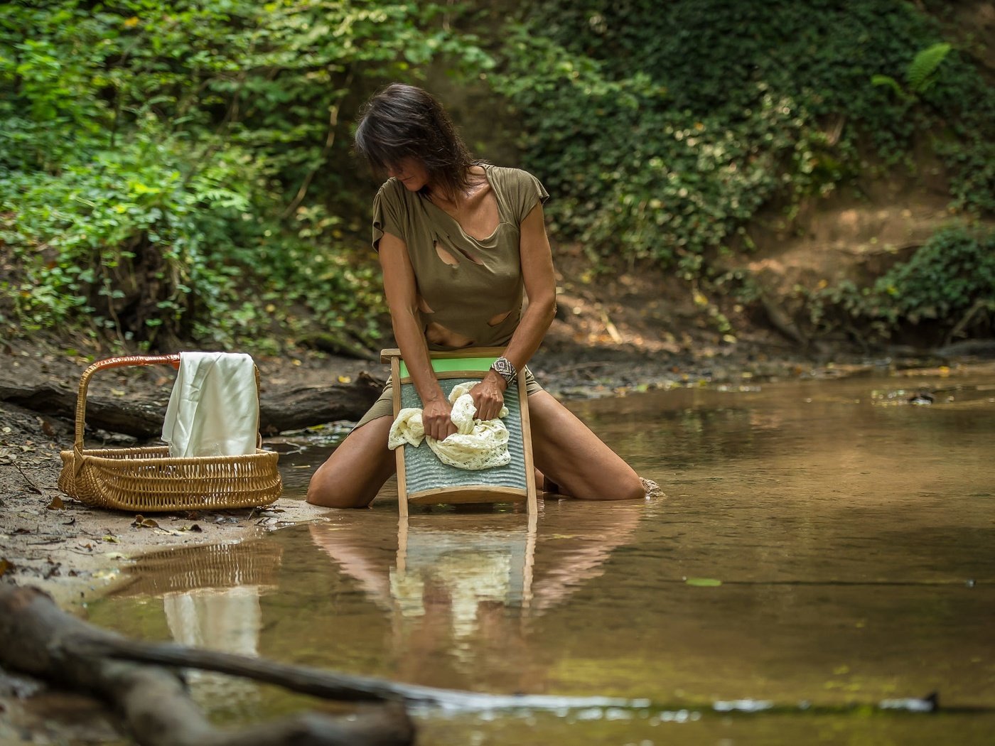 Обои вода, девушка, корзина, белье, стирка, wash day, water, girl, basket, linen, wash разрешение 2000x1331 Загрузить