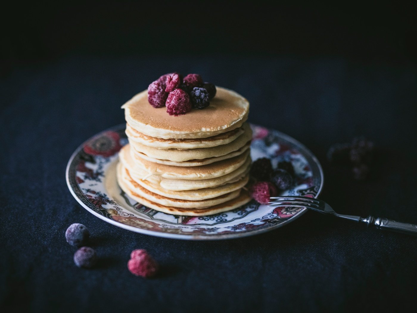 Обои малина, ягоды, черника, завтрак, выпечка, оладьи, raspberry, berries, blueberries, breakfast, cakes, pancakes разрешение 6720x4480 Загрузить