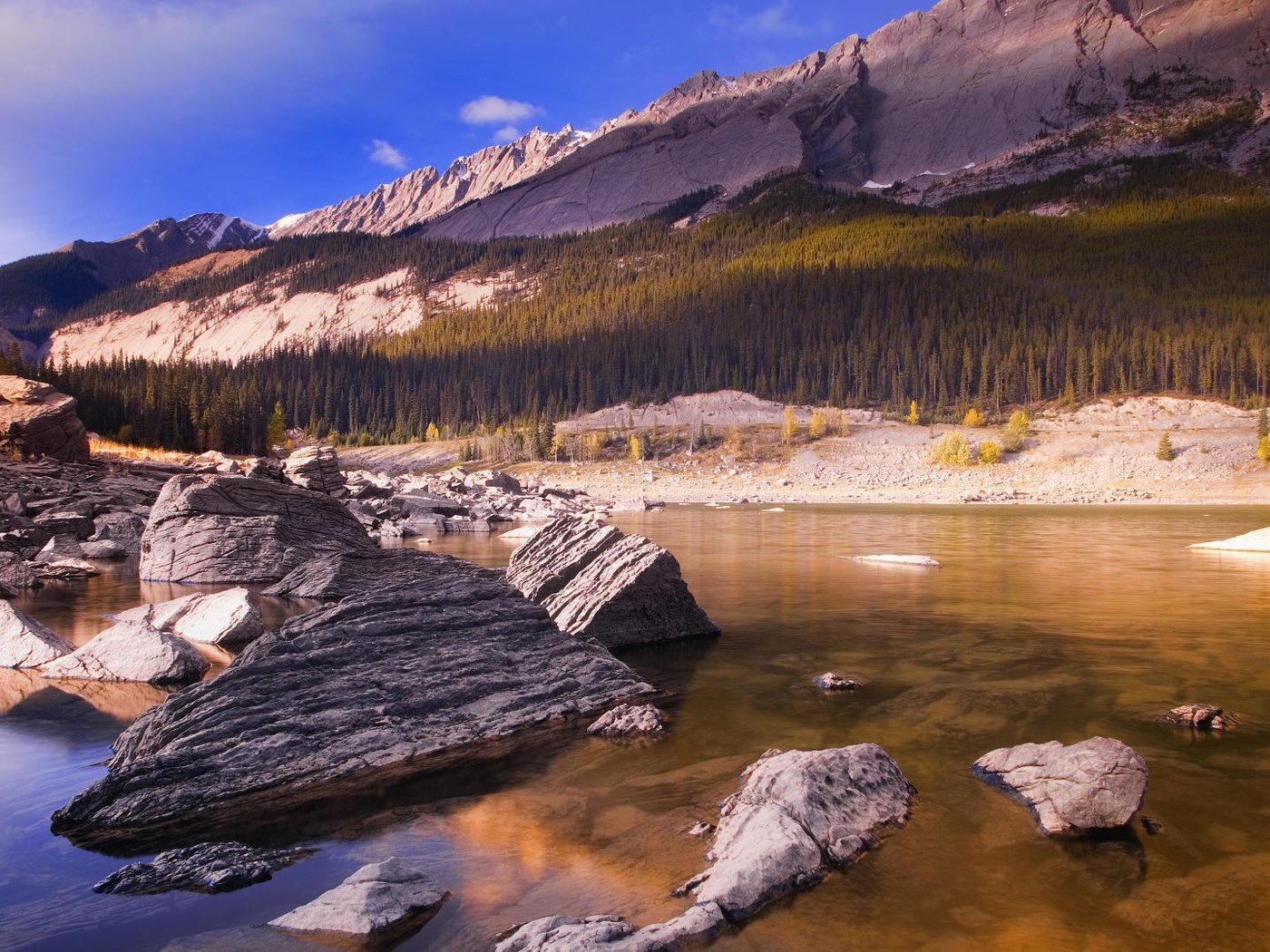 Обои озеро, горы, камни, берег, канада, альберта, lake, mountains, stones, shore, canada, albert разрешение 1920x1080 Загрузить