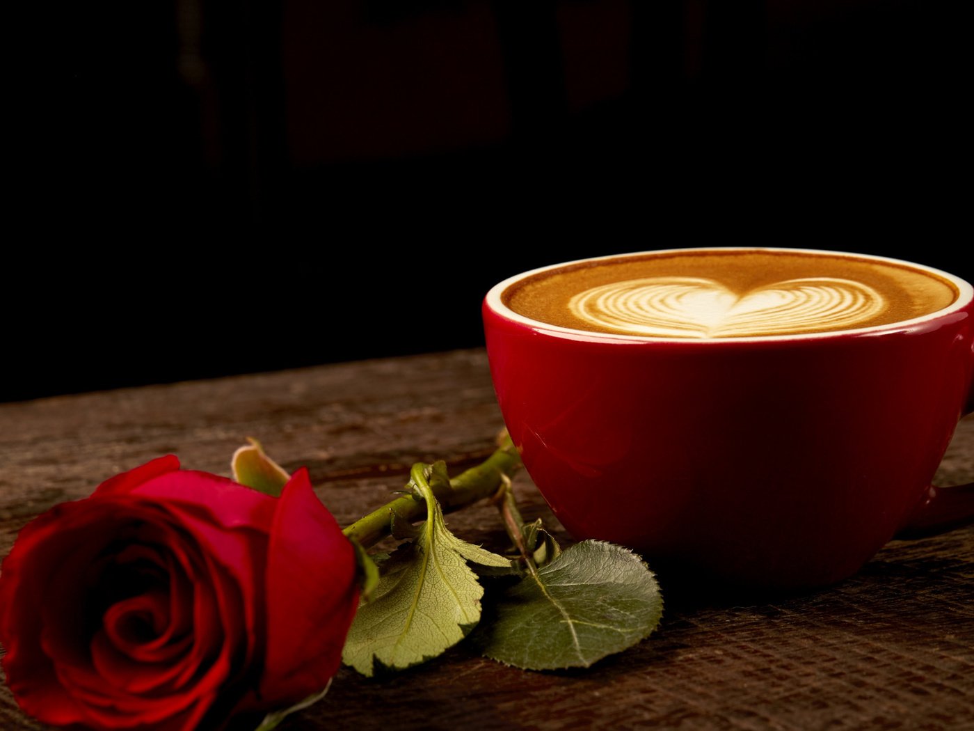 Обои розы, красная роза, роза, дерева, кофе, влюбленная, сердце, бутон, чашка, романтик, краcный, roses, red rose, rose, wood, love, coffee, heart, bud, cup, romantic, red разрешение 2112x1188 Загрузить