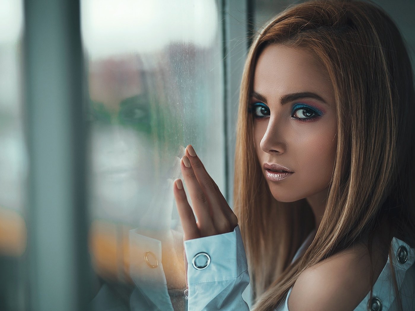 Обои девушка, взгляд, окно, макияж, плечо, ali pazani, girl, look, window, makeup, shoulder разрешение 2048x1365 Загрузить