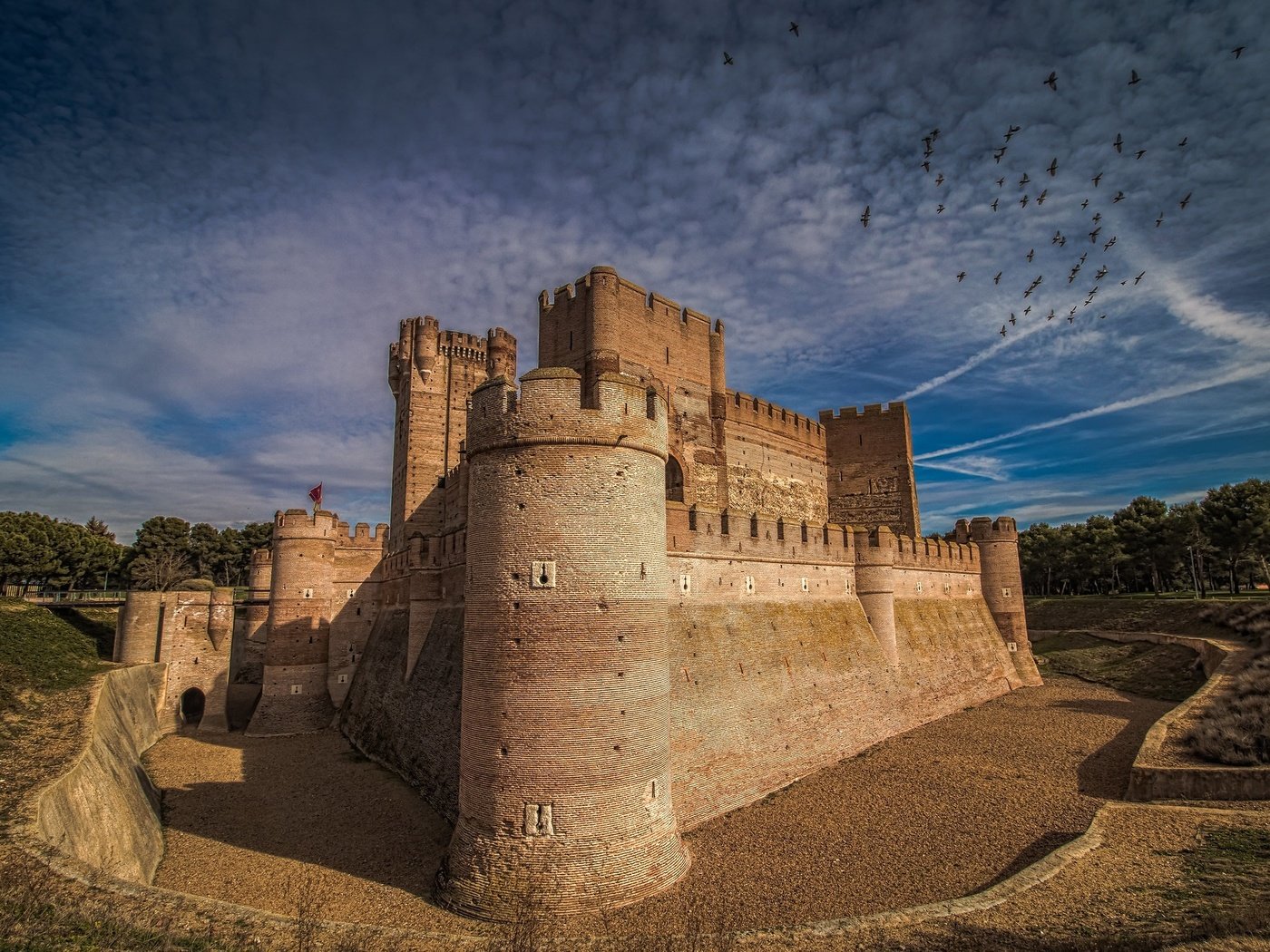 Обои небо, замок, испания, castillo de la mota, стая птиц, the sky, castle, spain, a flock of birds разрешение 2048x1340 Загрузить