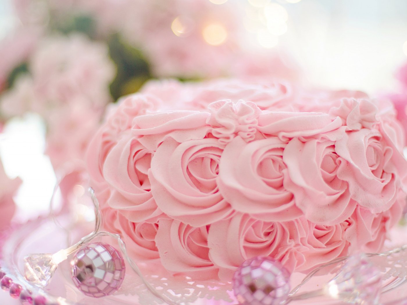 Обои шар, розовый, сладкое, гирлянда, торт, крем, ball, pink, sweet, garland, cake, cream разрешение 2112x1188 Загрузить