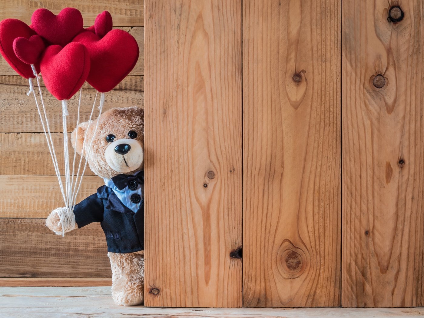 Обои медведь, игрушка, сердце, любовь, сердечки, медвежонок, плюшевый медведь, bear, toy, heart, love, hearts, teddy bear разрешение 5472x3648 Загрузить