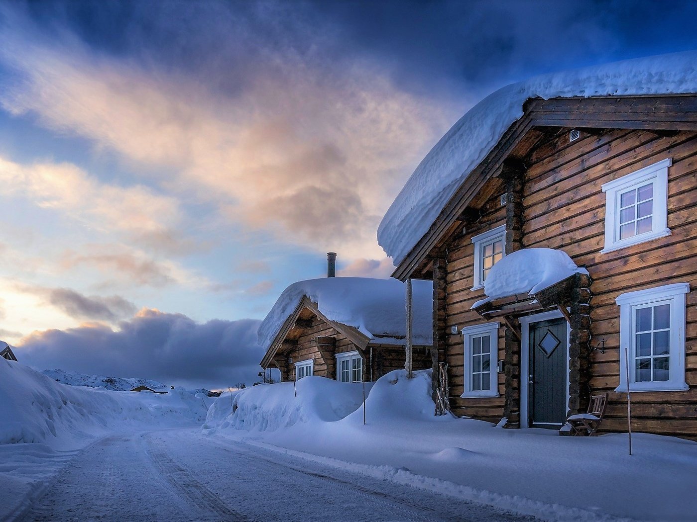 Обои дорога, снег, зима, дома, норвегия, hovden, agder, road, snow, winter, home, norway разрешение 2048x1131 Загрузить