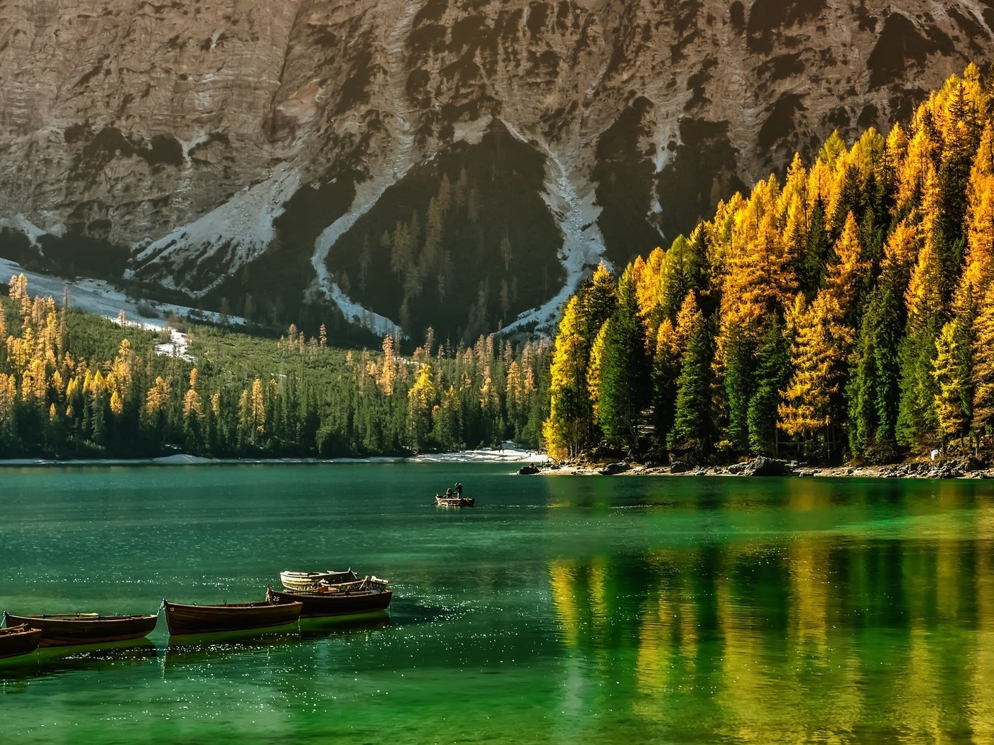 Обои деревья, озеро, горы, осень, лодка, trees, lake, mountains, autumn, boat разрешение 1920x1080 Загрузить