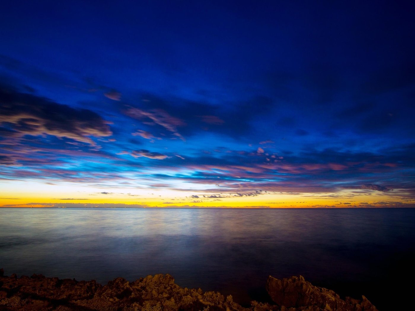 Обои облака, вечер, берег, закат, море, горизонт, сумерки, clouds, the evening, shore, sunset, sea, horizon, twilight разрешение 2560x1600 Загрузить